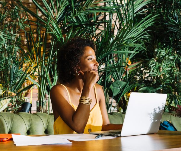 Mulher negra trabalhando com um laptop
