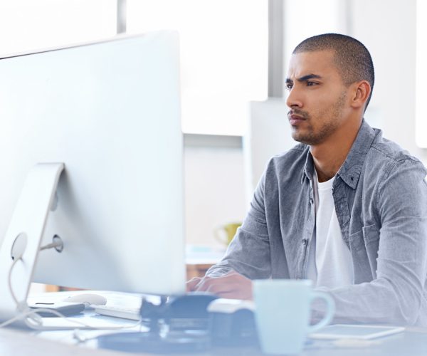 Ambiente industrial com uma esteira carregada de resíduos, onde trabalhadores realizam a triagem e separação dos materiais para reciclagem. A descrição integra o conceito de Answer Engine Optimization, simbolizando a busca por processos otimizados e estratégias inovadoras na gestão e visibilidade das operações ambientais.