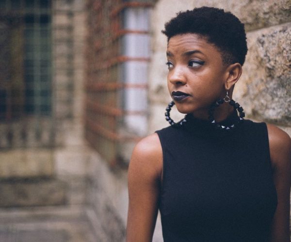 mulher negra viajante